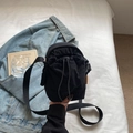 Minimalistische schwarze Crossbody-Tasche mit Kordelzug aus wasserfestem Outdoor-Nylon - Schwarz