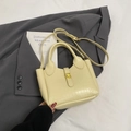 Beige Eimertasche aus Kunstleder mit Krokoprägung und goldenem Metallverschluss - Gelb ohne Anhänger