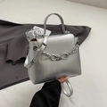 Minimalistische zilveren crossbodytas met kettingdetail en verstelbare schouderriem - Zilver