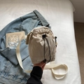 Japanische beige Umhängetasche aus Nylon mit Kordelzug und breitem Schultergurt - Cremeweiß