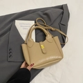 Elegante khakifarbene Eimertasche mit Steinmuster, Goldener Schnalle und Gurt - Khaki Ohne Anhänger