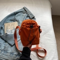 Leuchtend orangefarbene Umhängetasche aus Nylon mit Kordelzug und verstellbarem Riemen - Orange