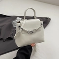 Minimalistische gebroken witte crossbodytas met metalen ketting en Clearok-logo - Wit