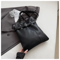 Detalle del bolso de hombro en cuero PU negro con hebilla plateada y acabado pulido - Negro