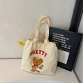 Borsa tote in tela bianco sporco con ricamo a forma di orso e dettaglio nastro giallo - Stile 2 Bianco Riso (PRETTY)