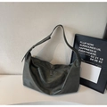 Dettaglio della borsa a spalla in pelle cerata con doppia zip e tracolla regolabile - Verde