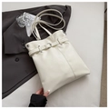 Detalle de la hebilla plateada y el diseño plisado en un bolso tipo cubo de cuero blanco - Blanco