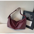 Dettaglio della borsa a tracolla bordeaux in pelle cerata con trama e tracolla larga - Rosso