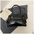 Borsa bowling in pelle nera lucida con cerniera argento e design minimalista Y2K - Nero