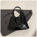 Minimalistische schwarze Hobo-Schultertasche mit großem Fassungsvermögen für den Alltag - Schwarz