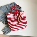 Bolso tote de lona a rayas rojas y blancas con bordado de perro sobre chaqueta vaquera - Rojo