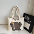 Borsa tote in tela bianco sporco con stampa di orsetto marrone e ciondolo morbido - Stampa Orso Singolo (Immagine 2)