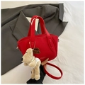 Bolso tipo cubo de cuero granulado rojo con un lindo colgante de perro de peluche - Rojo (Con Colgante de Felpa)