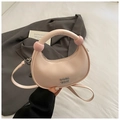Bolso de media luna rosa con logo metálico plateado y asas esféricas decorativas para mujer - Rosa
