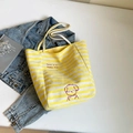 Bolso tote de lona a rayas amarillas y blancas con bordado de perro y asas de lona blanca - Amarillo