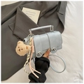 Hellblaue Mini-Handtasche mit Krokoprägung, Silbergriff und Plüschbär-Anhänger - Blau