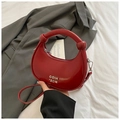 Bolso media luna rojo vibrante en cuero brillante con detalle de nudo esférico en el asa - Rojo