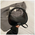 Bolso medialuna negro brillante con logo COIH 2DN plateado y asa con nudo redondo - Negro