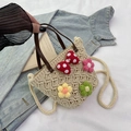 Mini-Strohbeutel in Beige mit bunten Häkelblumen und einer roten Polka-Dot-Schleife - Gebrochenes Weiß