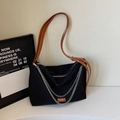 Elegante borsa a tracolla in nylon nero con tracolla in pelle marrone e catena argento - Nero