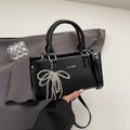 Bolso tote minimalista de cuero sintético negro con colgante de lazo plateado - Negro (Con Colgante de Lazo)