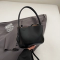 Sac seau minimaliste en cuir brillant noir avec logo mode embossé sur le devant - Noir sans Pendentif