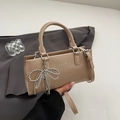 Bolso de mano beige minimalista con colgante de lazo de perlas plateadas y logo de metal - Caqui (Con Colgante de Lazo)