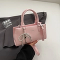 Bolso tote rosa minimalista con colgante de lazo de perlas y correa de cuero sintético - Rosa (Con Colgante de Lazo)