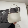 Sac seau blanc minimaliste en cuir avec poignée et logo de la marque ClearOn - Blanc Sans Pendentif