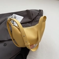 Sac croissant en cuir jaune vif avec fermeture éclair argentée et large bandoulière - Sans Pendentif / Jaune