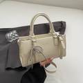 Bolso tote minimalista en cuero blanco crema con borla de cuentas plateadas y logo - Beige (Con Colgante de Lazo)