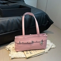 Borsa baguette rosa rettangolare con ciondolo a cuore e tracolla con occhielli - Rosa