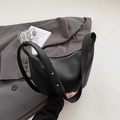 Sac à bandoulière demi-lune noir minimaliste en cuir grainé avec détails argentés - Sans Pendentif / Noir