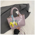 Lavendel-Lila Eimer-Tasche mit Krokodilmuster, gelbem Pegasus-Anhänger und Metallschloss - Lila mit Anhänger