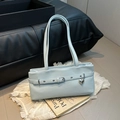 Borsa sottobraccio azzurra minimalista con ciondolo a cuore e cinturino a fibbia - Blu