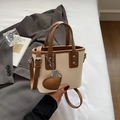 Mode-Eimertasche in Creme und Braun mit abnehmbarem Gurt und herzförmigem Anhänger - Cremeweiß