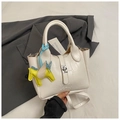 Weiße Eimertasche mit Kroko-Prägung, gelbem Pegasus-Anhänger und Schultergurt - Weiß Mit Anhänger