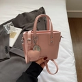 Rosafarbene Beuteltasche aus PU-Leder mit Litschi-Struktur, Herzanhänger und Nieten - Rosa