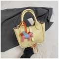 Hellgelbe Beuteltasche mit Steinmuster-Textur und rosa fliegendem Pferdeanhänger - Gelb mit Anhänger