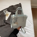 Schicke hellblaue Eimertasche mit Herzanhänger und genarbtem Leder für Damen - Blau
