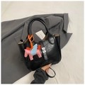 Schicke schwarze Eimertasche mit Krokodilprägung und rosa Pegasus-Anhänger für Damen - Schwarz Mit Anhänger