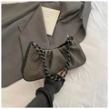 Minimalistische schwarz-weiße gewebte Achseltasche mit Knotendetail am geflochtenen Griff - Schwarz-Weiß Geflochtene Textur / Schwarz