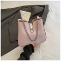 Blassrosa glänzende Schultertasche aus Kunstleder mit Silberkette und Drehverschluss - Lila
