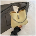 Schicke cremegelbe Hobo-Tasche mit kühner Silberkette und Metall-Drehverschluss - Gelb