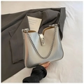 Schicke silberne Metallic-Baguette-Tasche mit grober Kette und Rechteck-Drehverschluss - Silber