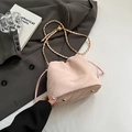 Borsa a secchiello rosa marmorizzata con catena dorata e chiusura a coulisse - Rosa