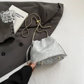 Borsa a secchiello argento pieghettata con tracolla a catena e chiusura a coulisse - Argento