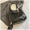 Borsa tote nera lucida in pelle cerata con fiocco di seta bianca e ciondolo a foglia - Nero con ciondolo