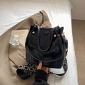 Schwarze Bucket Bag mit Kroko-Prägung, breitem Webriemen und goldener Kugelverzierung - Schwarz