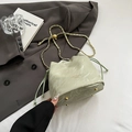 Secchiello chic verde chiaro motivo marmo con catena dorata e chiusura a coulisse - Verde